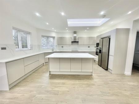 Flat Deacons Hill Road in Hertsmere