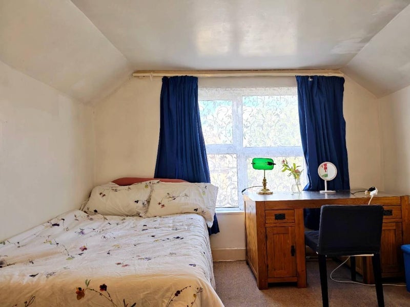 Room Thorncombe Road in Greater London