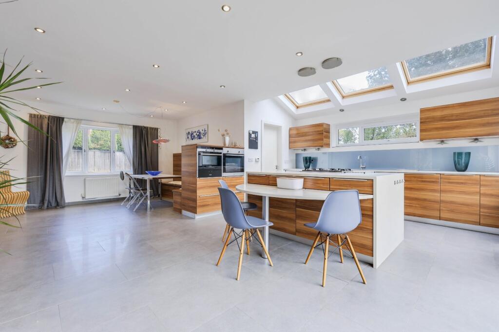 Flat Lillie Road in Greater London