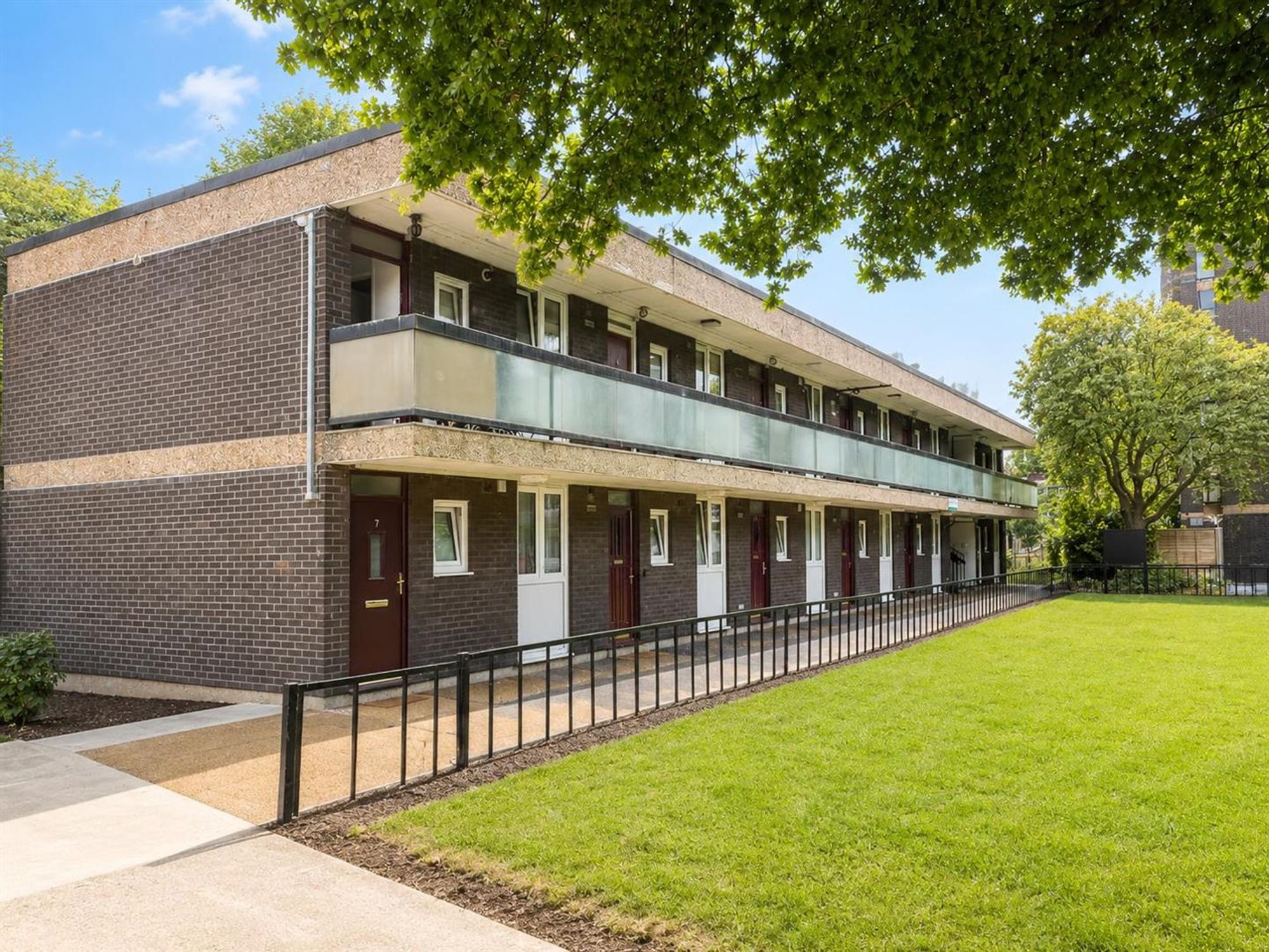 Flat Badsworth Road in Greater London