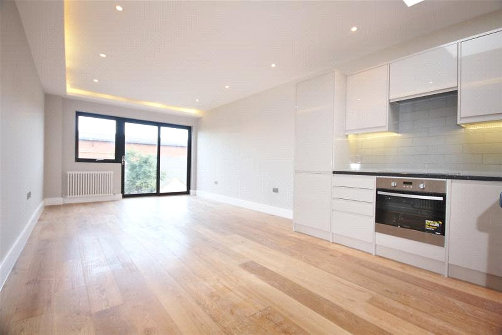 Flat Chiswick High Road in Greater London