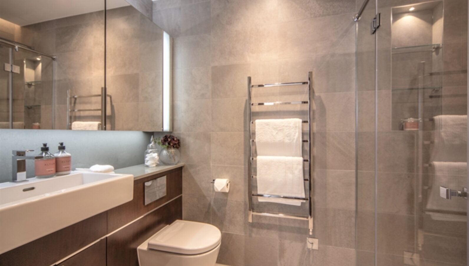 Flat Ponton Road in Greater London