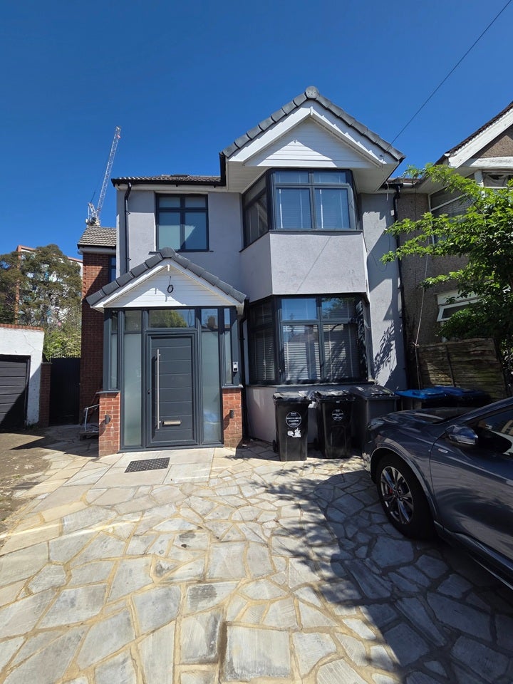 Flat Elmside Road in Greater London