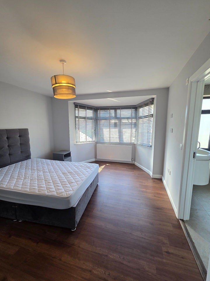 Flat Elmside Road in Greater London