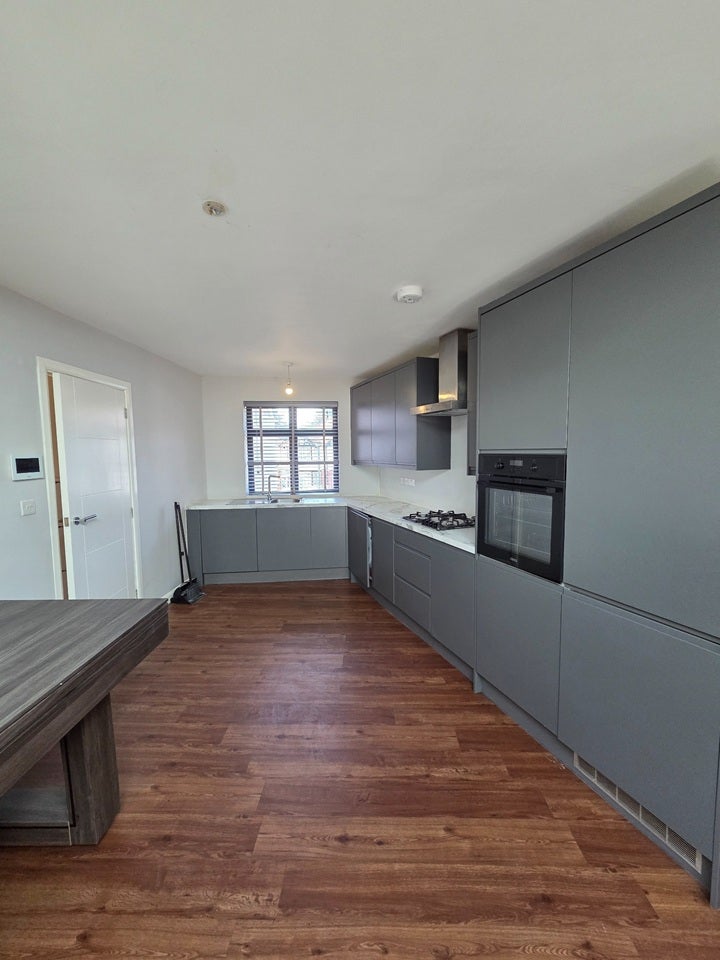 Flat Elmside Road in Greater London