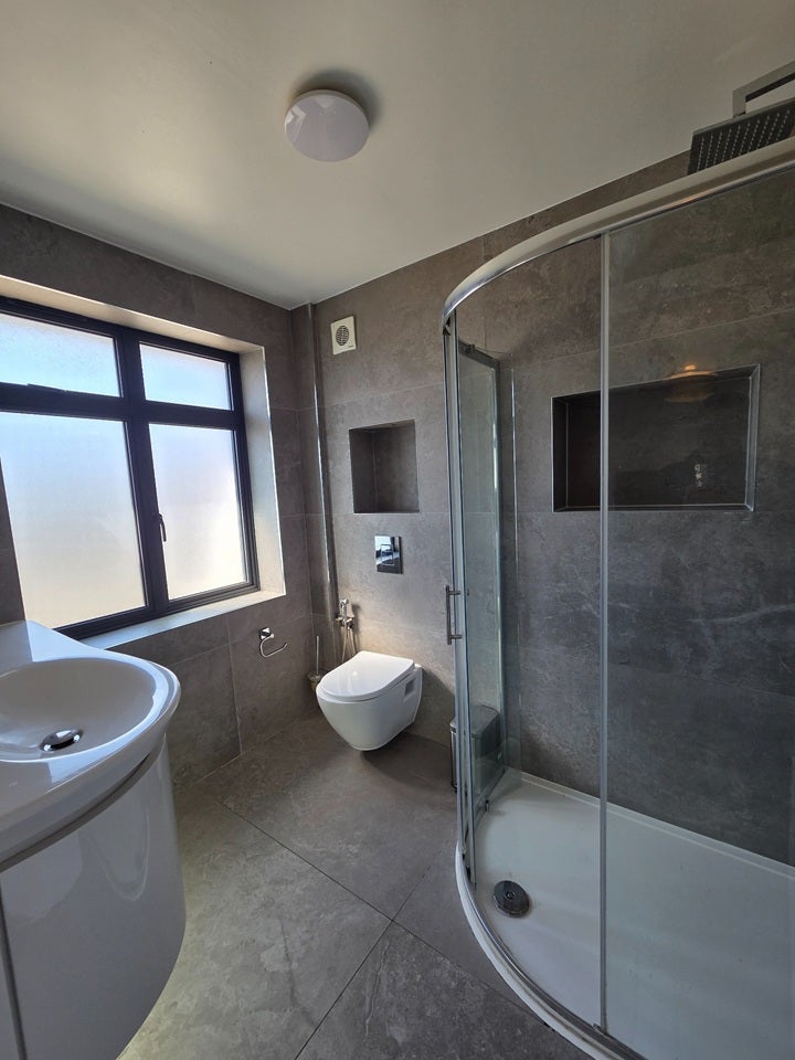 Flat Elmside Road in Greater London