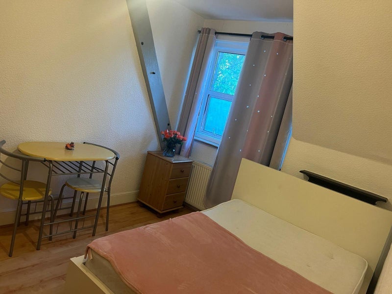 Room Hamilton Road in Greater London