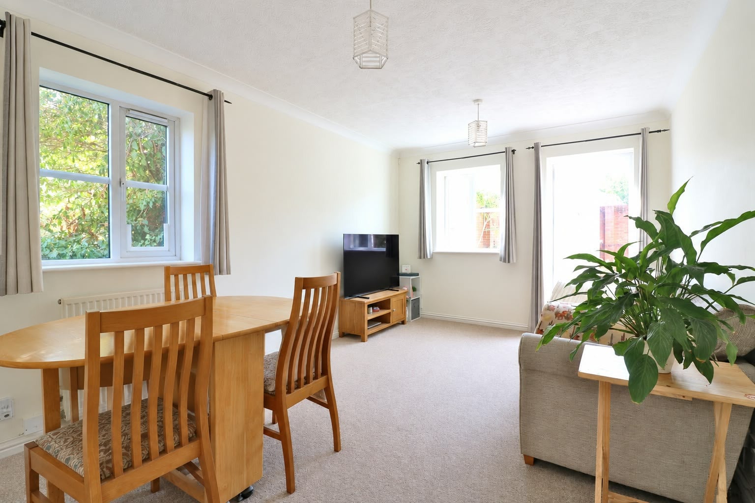 Flat Chandos Avenue in Greater London