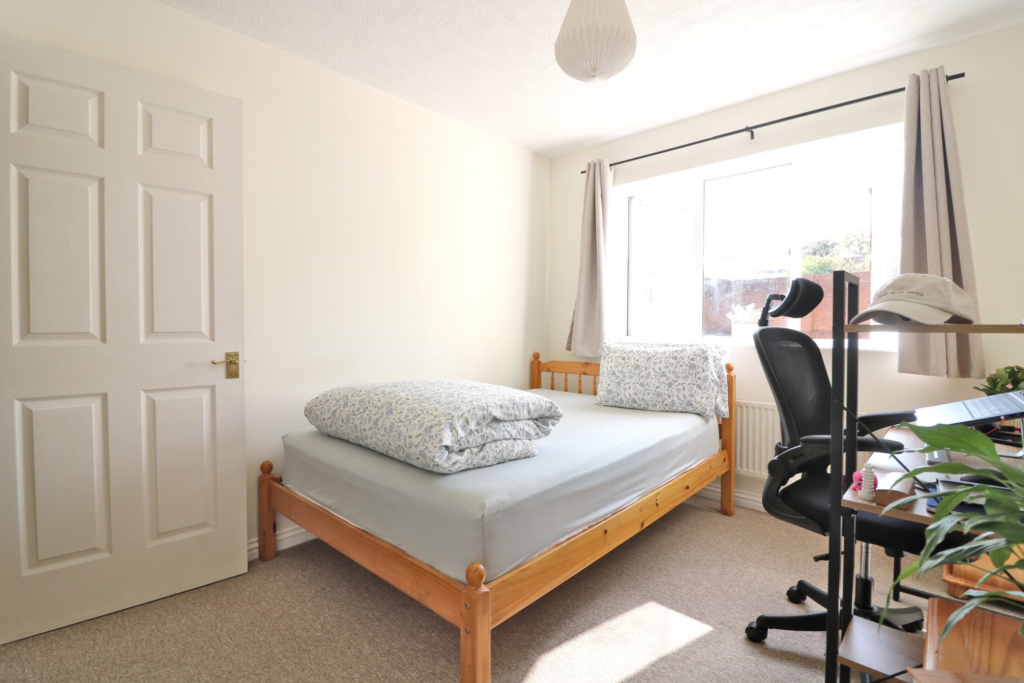 Flat Chandos Avenue in Greater London