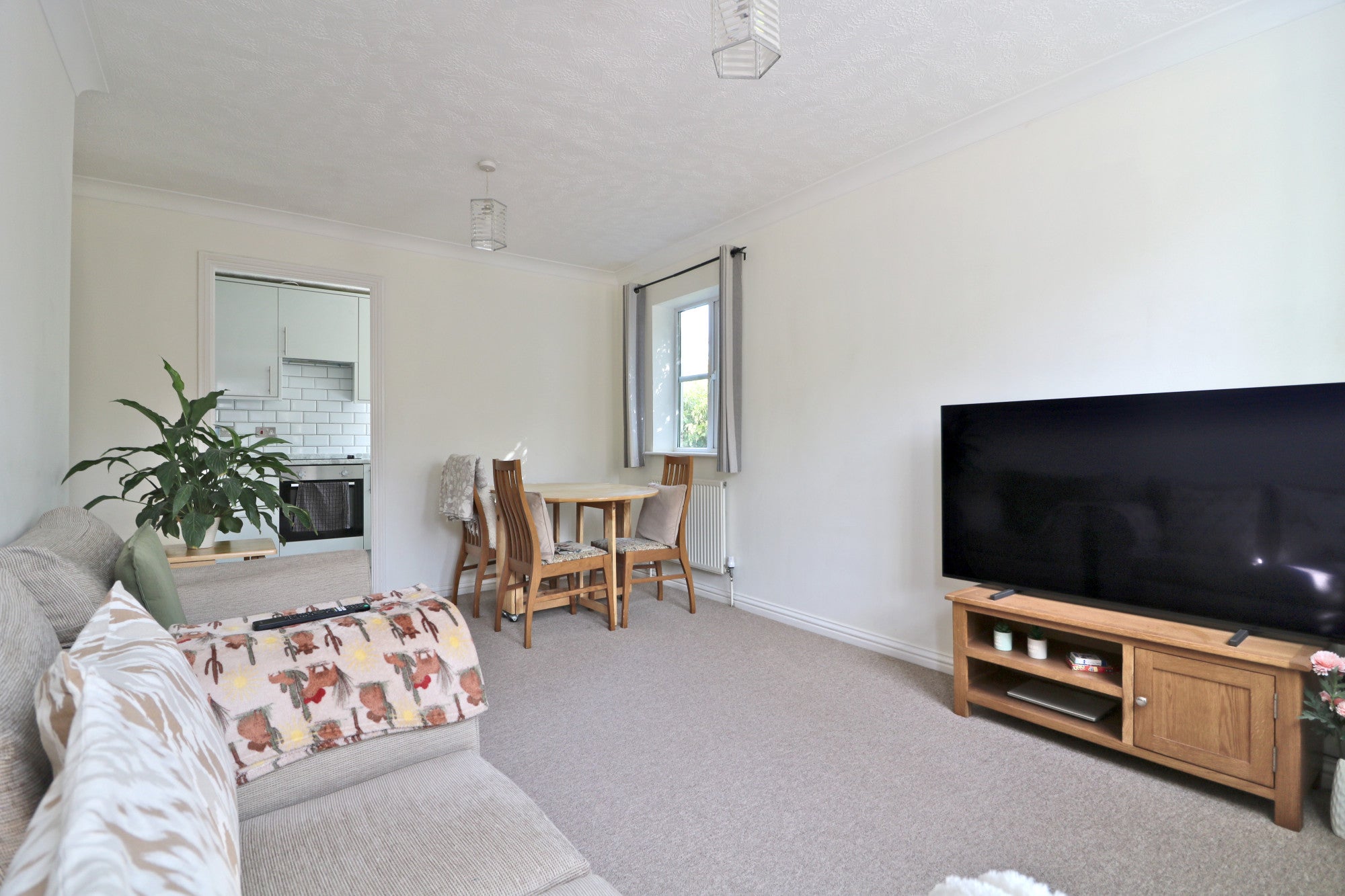 Flat Chandos Avenue in Greater London