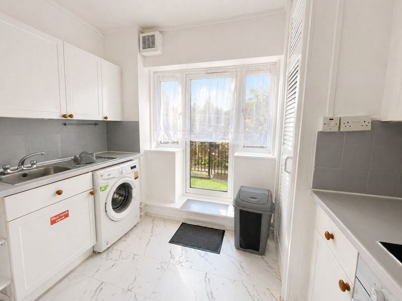 Flat Denmark Road in Greater London
