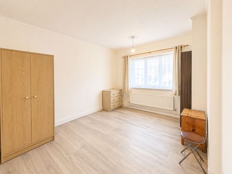 Flat Denmark Road in Greater London