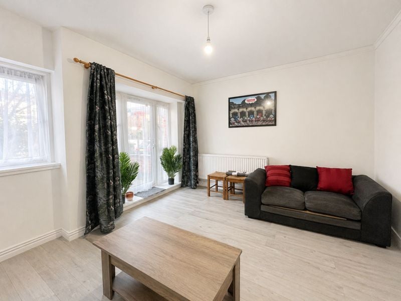 Flat Denmark Road in Greater London