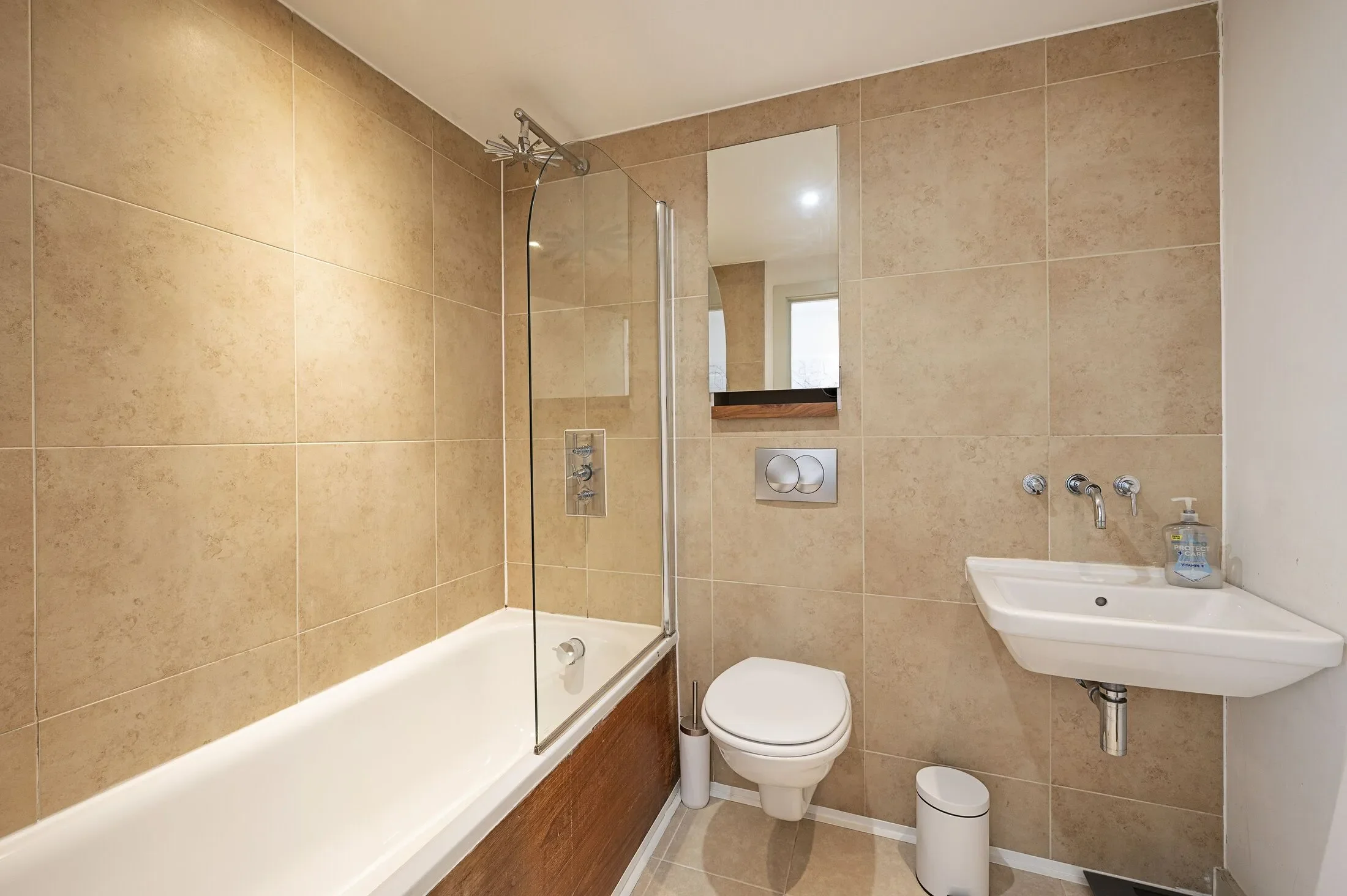 Flat Wellesley Terrace in Greater London