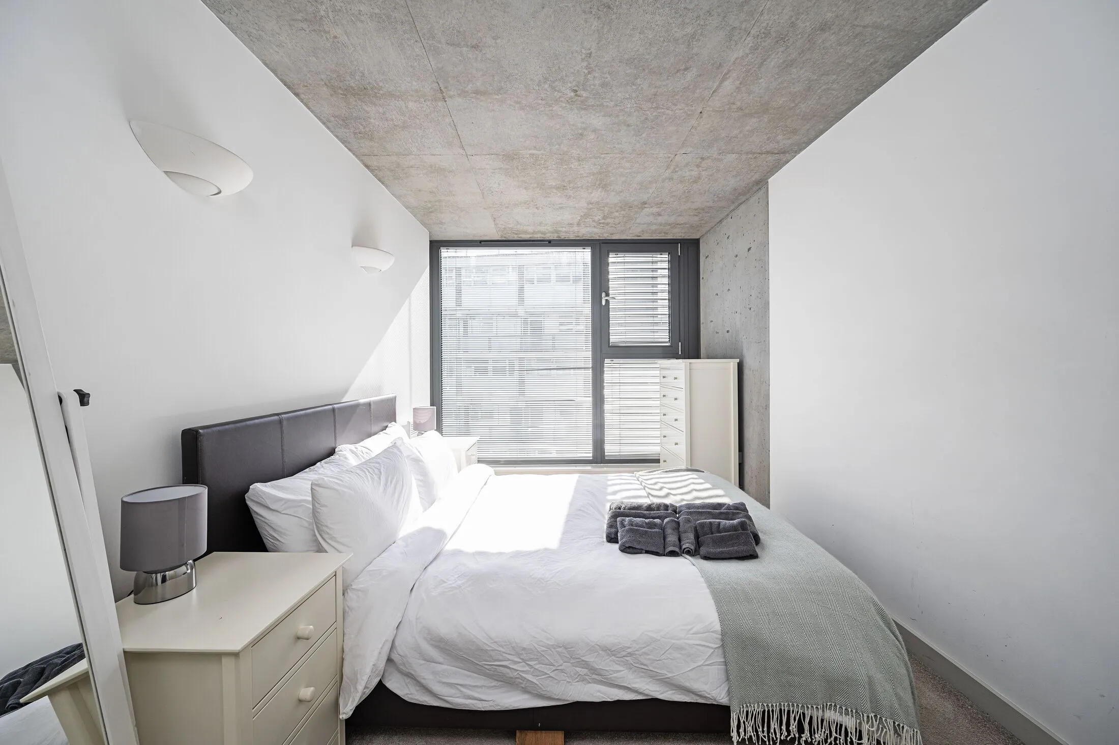 Flat Wellesley Terrace in Greater London