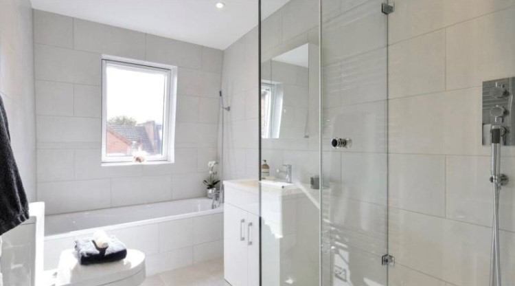Room Bovingdon Road in Greater London