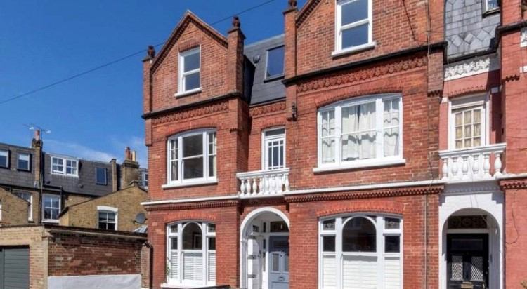 Room Bovingdon Road in Greater London