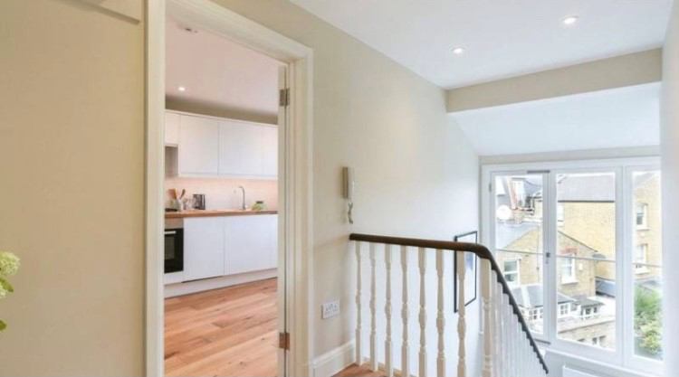 Room Bovingdon Road in Greater London