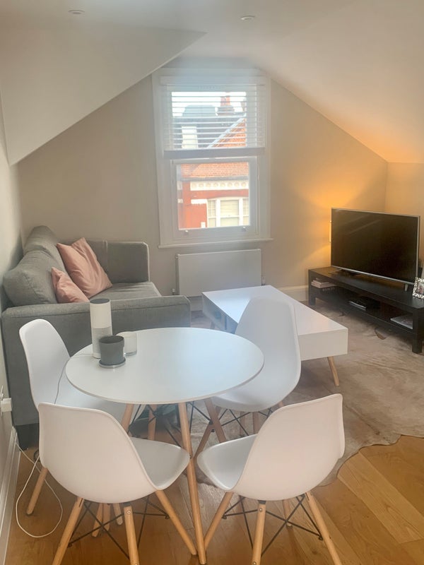 Room Bovingdon Road in Greater London