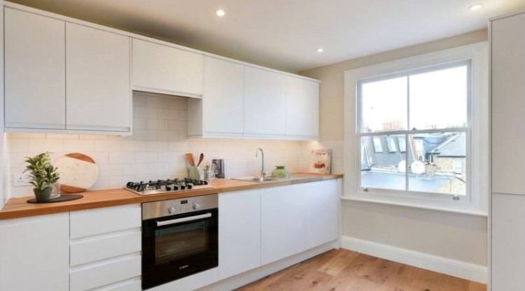 Room Bovingdon Road in Greater London