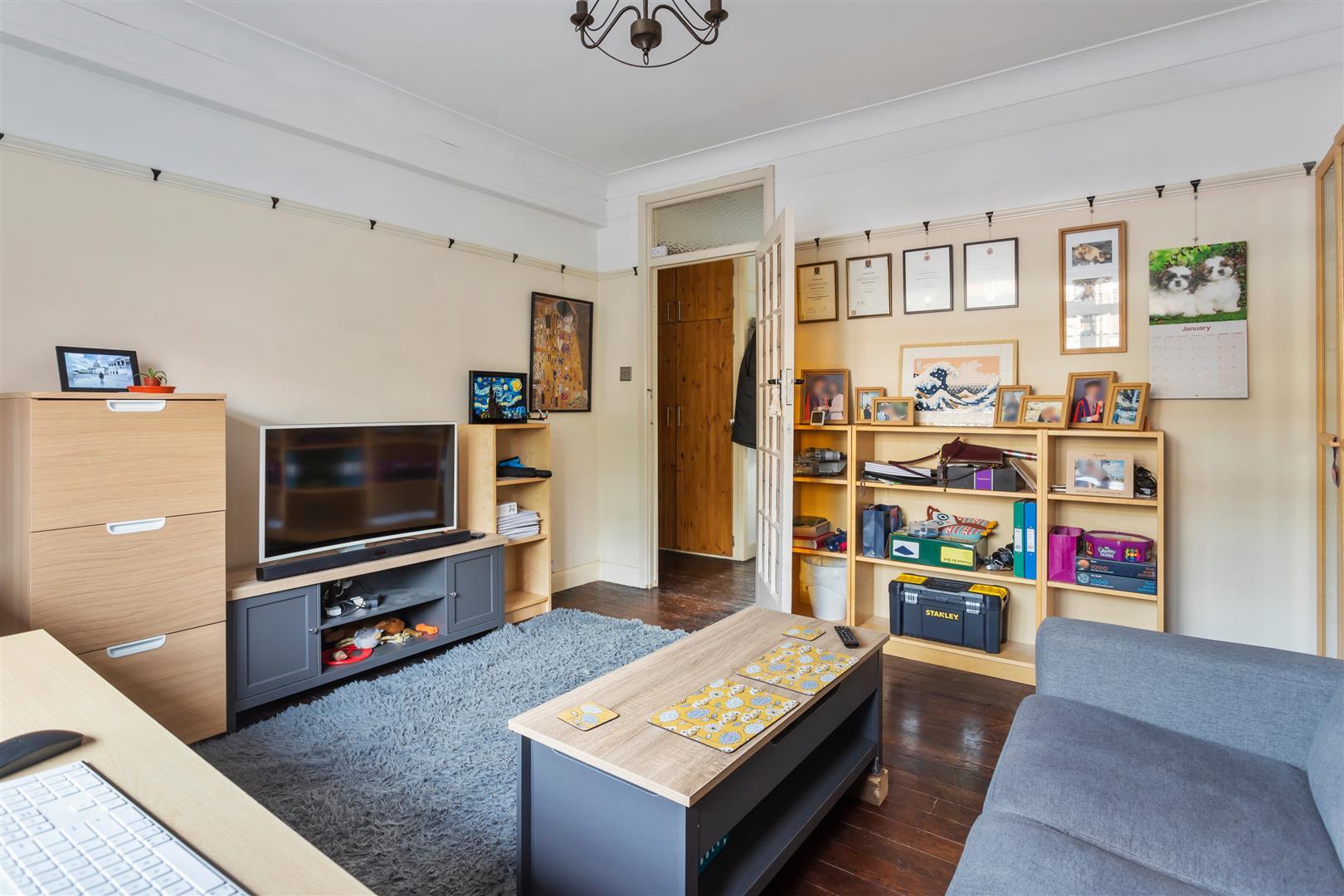 Flat Bushey Road in Greater London