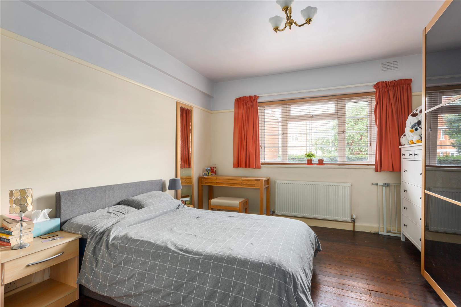 Flat Bushey Road in Greater London
