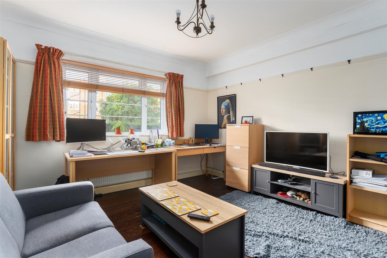 Flat Bushey Road in Greater London