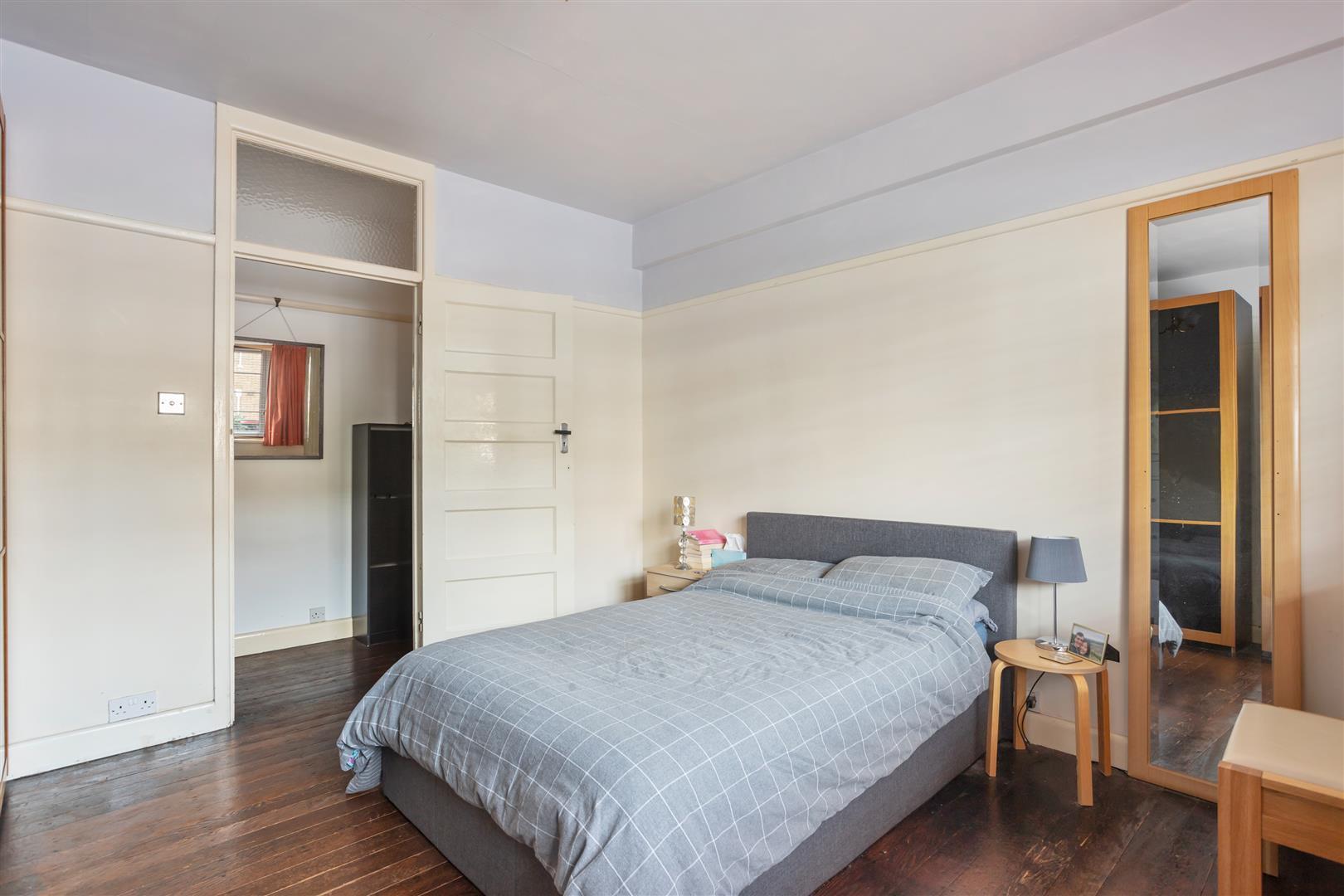 Flat Bushey Road in Greater London