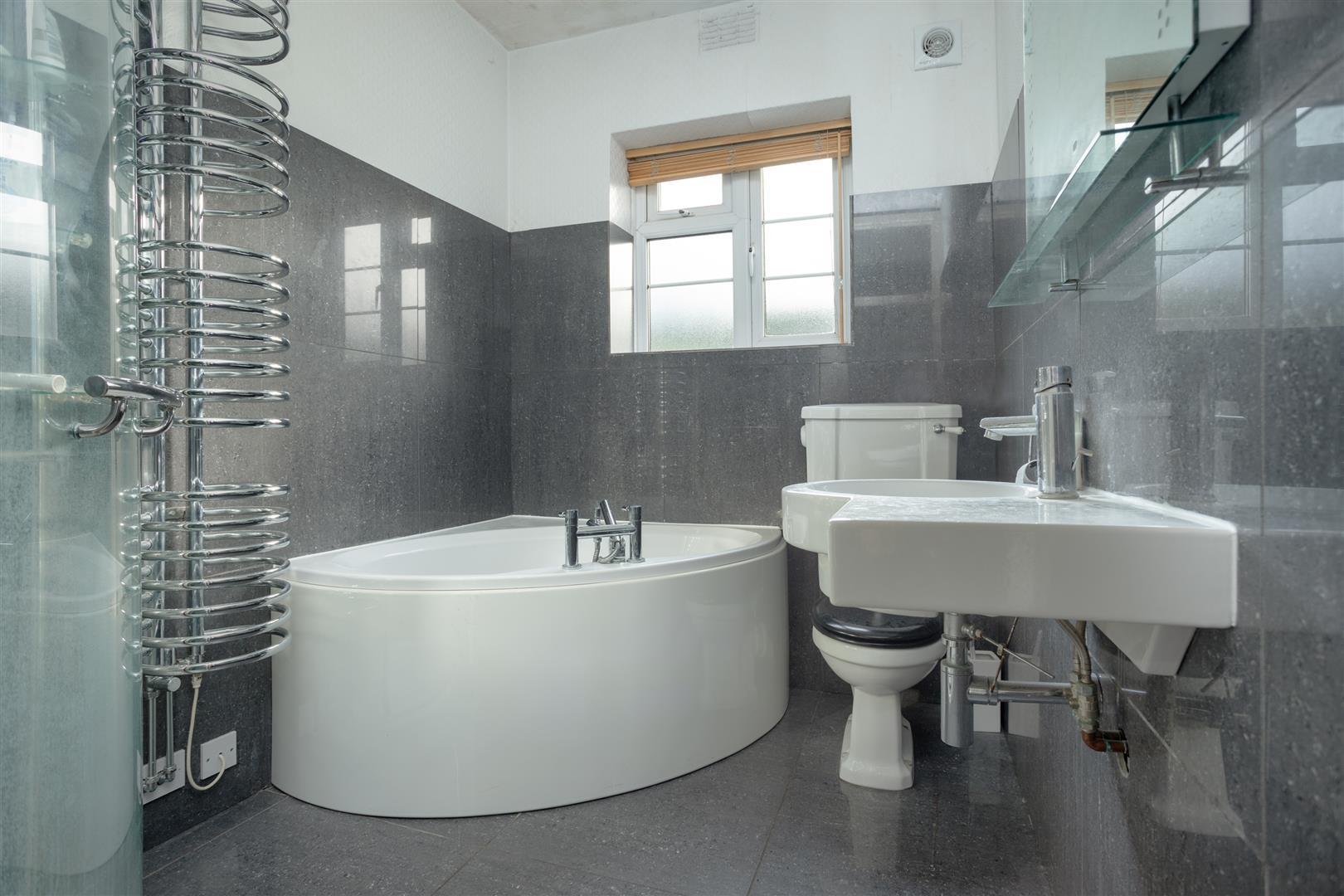 Flat Bushey Road in Greater London