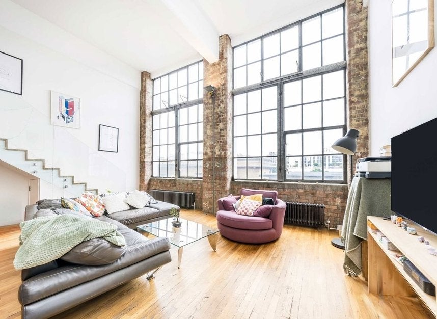 Flat Summers Street in Greater London