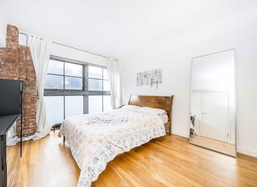 Flat Summers Street in Greater London