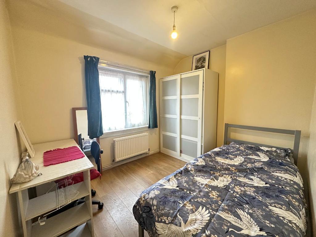 Flat Norbroke Street in Greater London