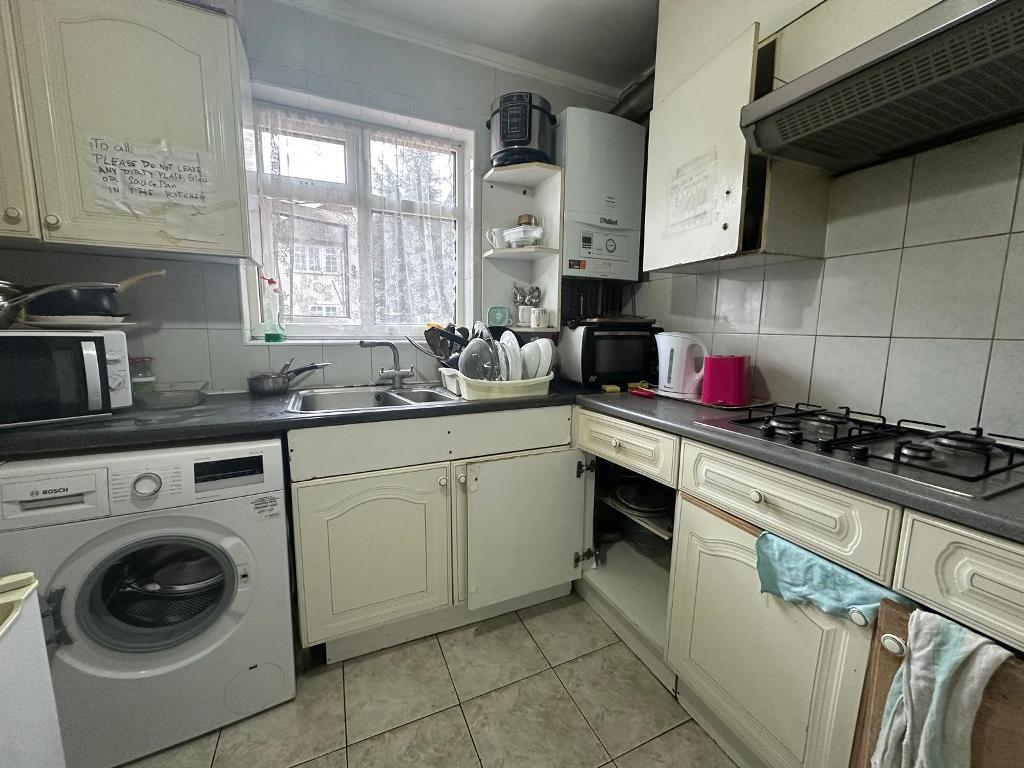 Flat Norbroke Street in Greater London