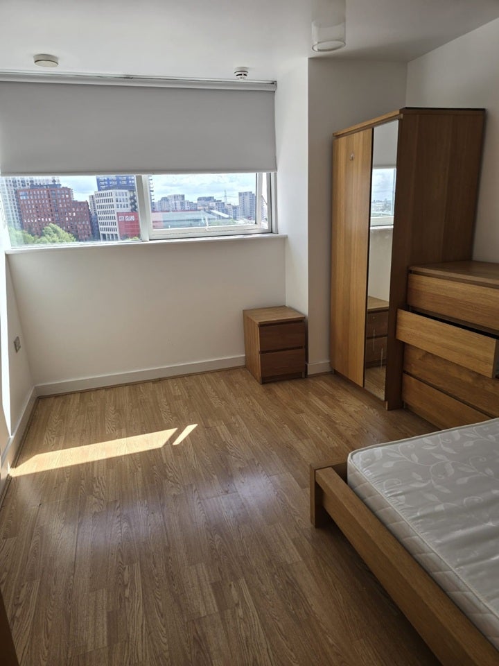 Room Blackwall Way in Greater London