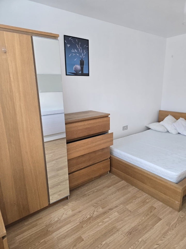 Room Blackwall Way in Greater London