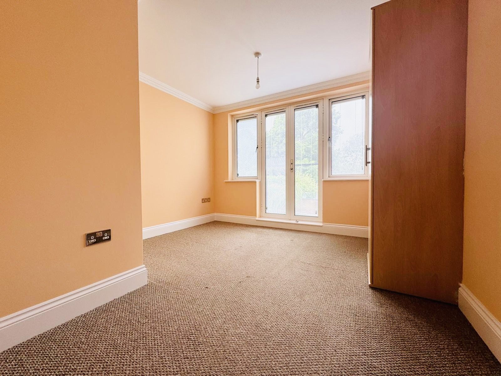 Flat The Ridgeway in Greater London