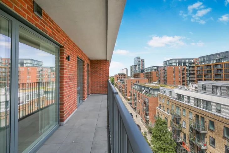 Flat Violet Road in Greater London