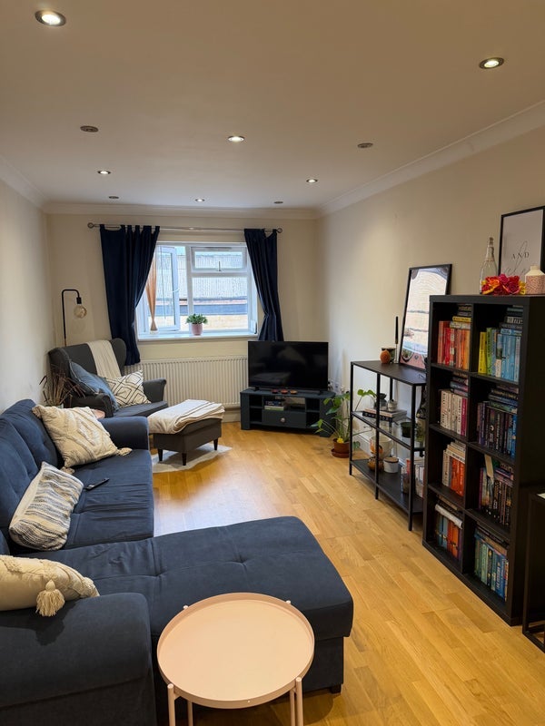 Flat Tooting High Street in Greater London