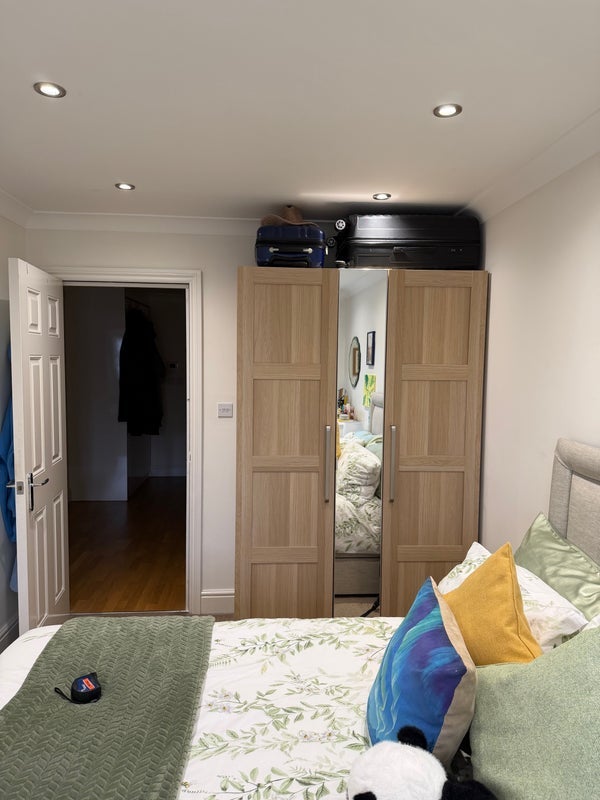 Flat Tooting High Street in Greater London