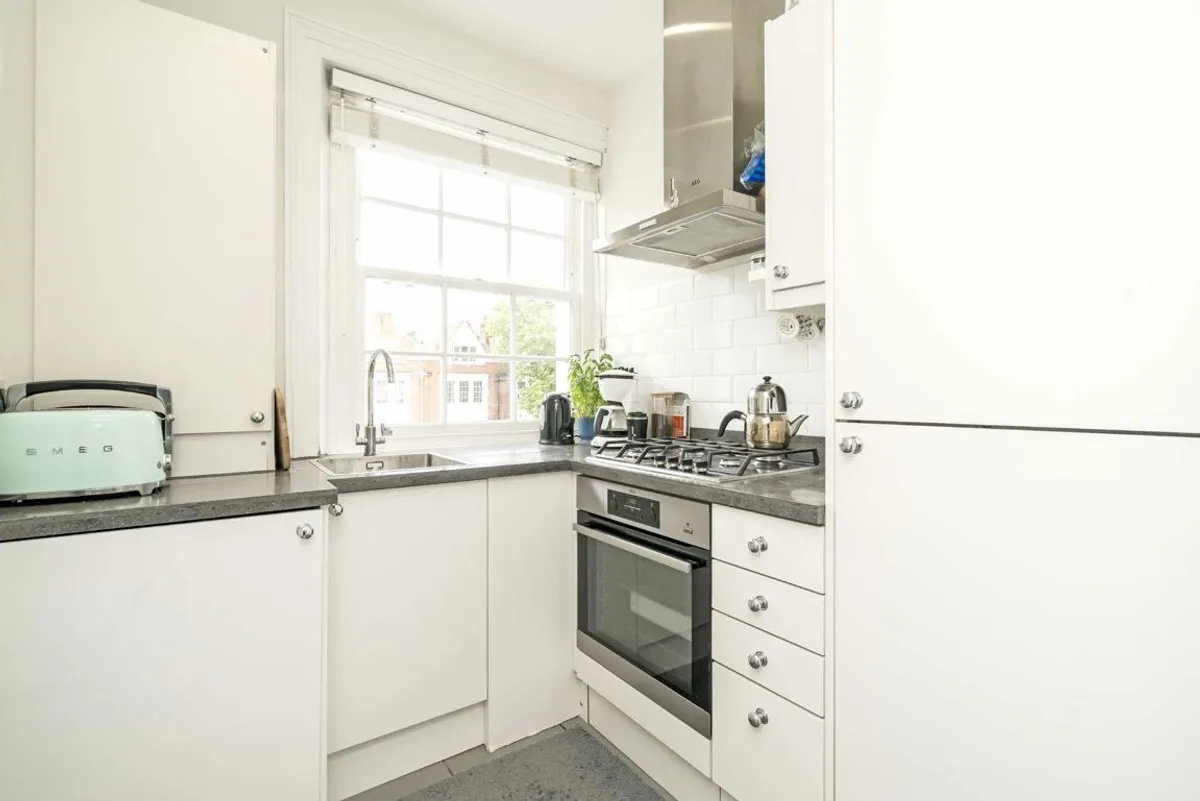 Flat Chiswick High Road in Greater London