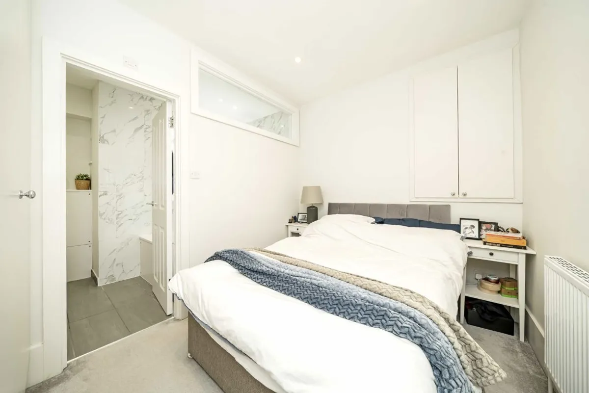Flat Chiswick High Road in Greater London