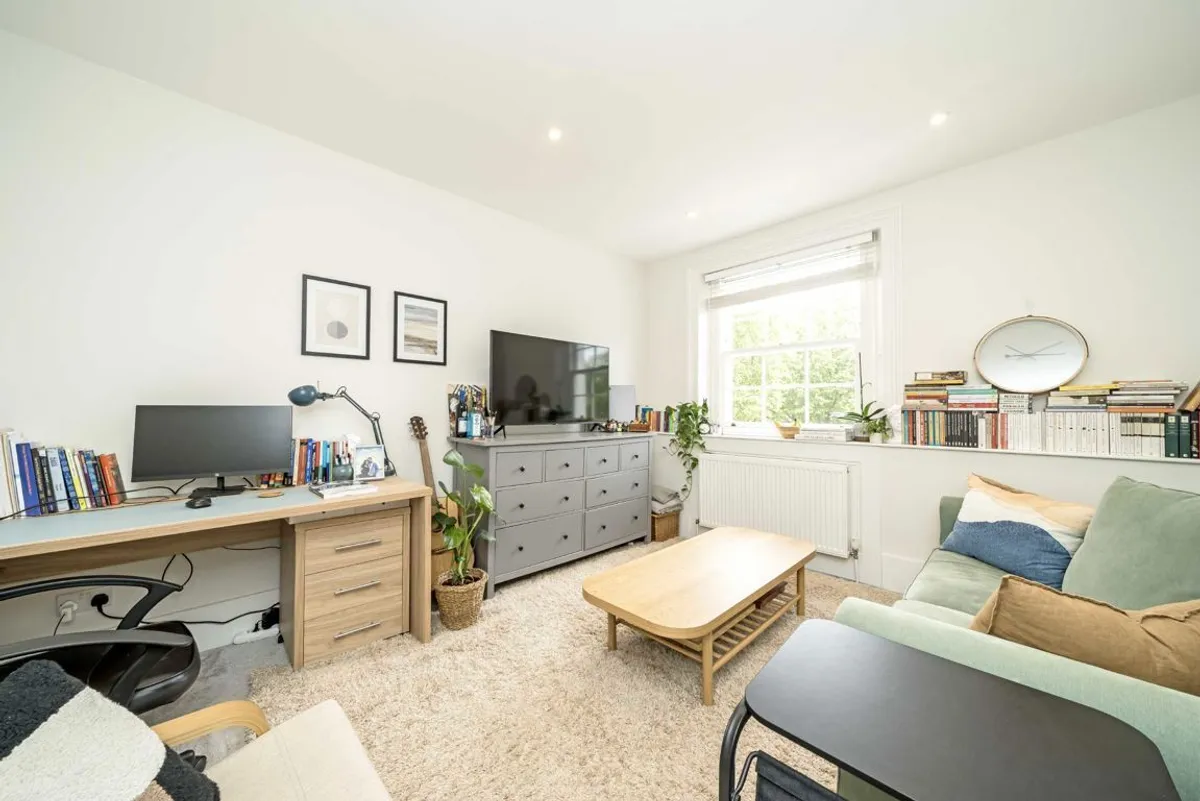 Flat Chiswick High Road in Greater London