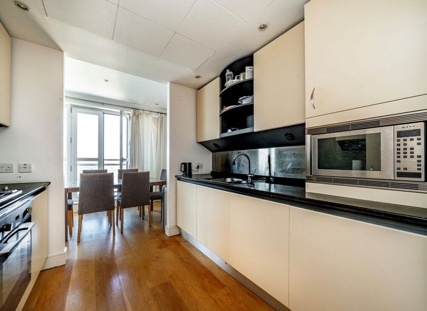 Flat Westferry Circus in Greater London