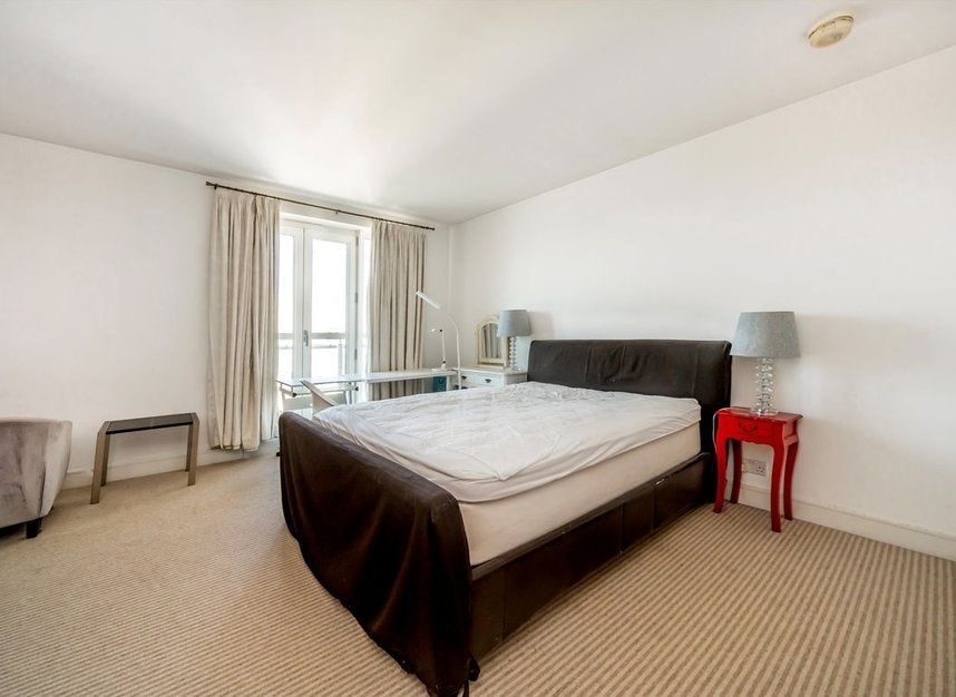 Flat Westferry Circus in Greater London