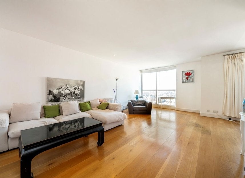 Flat Westferry Circus in Greater London