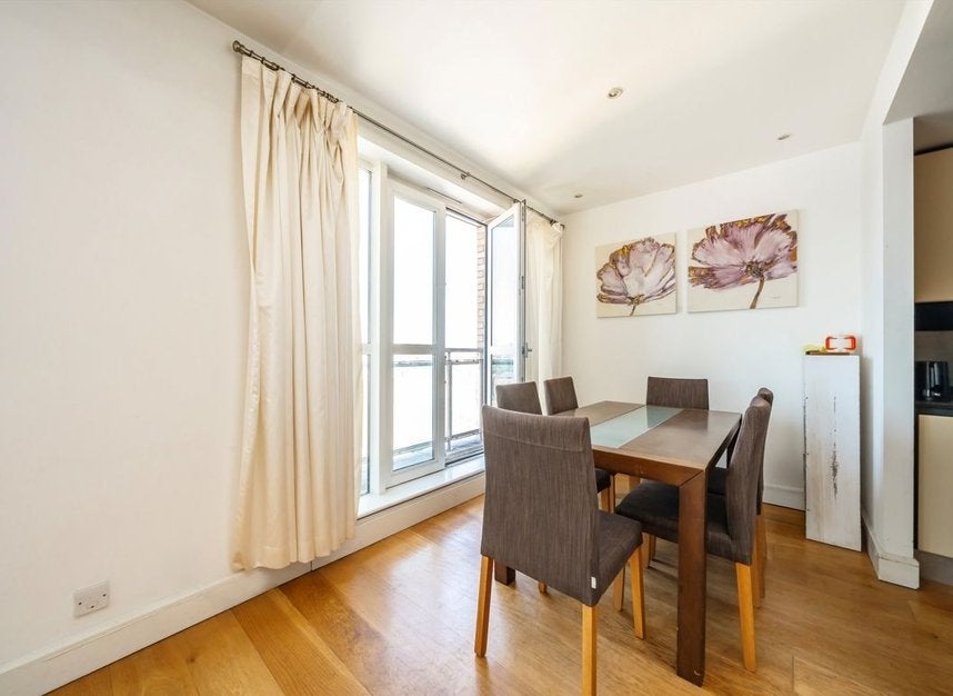 Flat Westferry Circus in Greater London