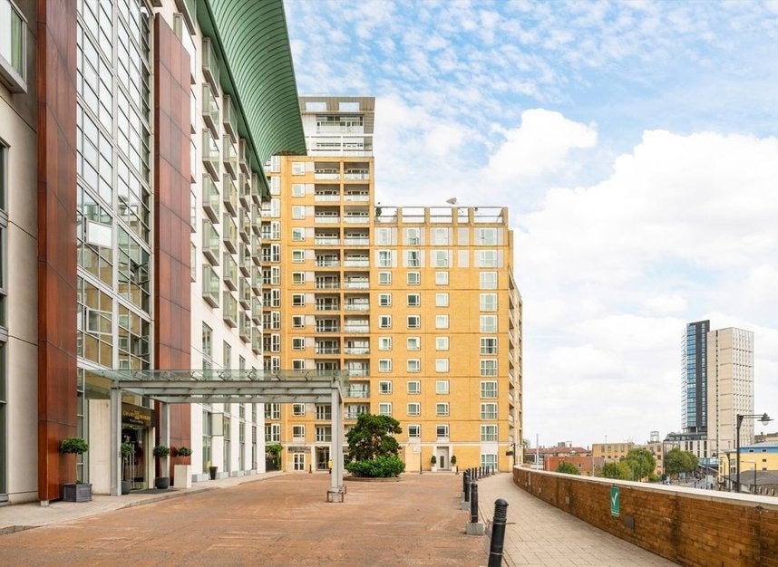 Flat Westferry Circus in Greater London