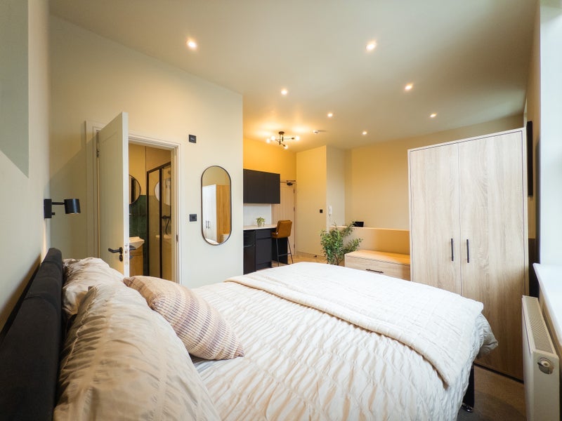 Room Cranbourne Road in Tameside