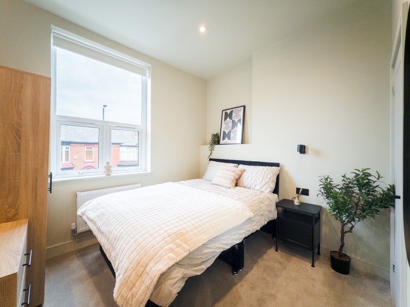 Room Cranbourne Road in Tameside
