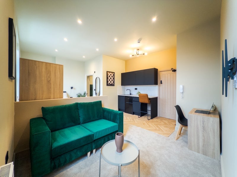 Room Cranbourne Road in Tameside